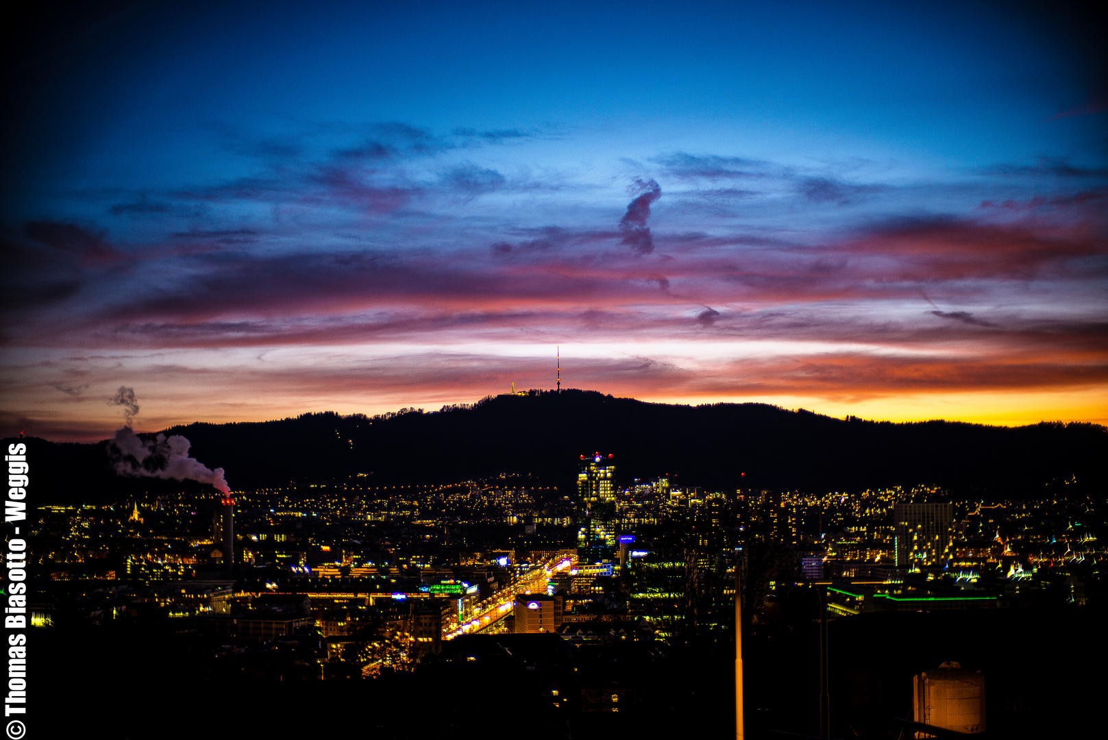 Sonnenuntergang und Himmelleuchten über der Stadt Zürich 6