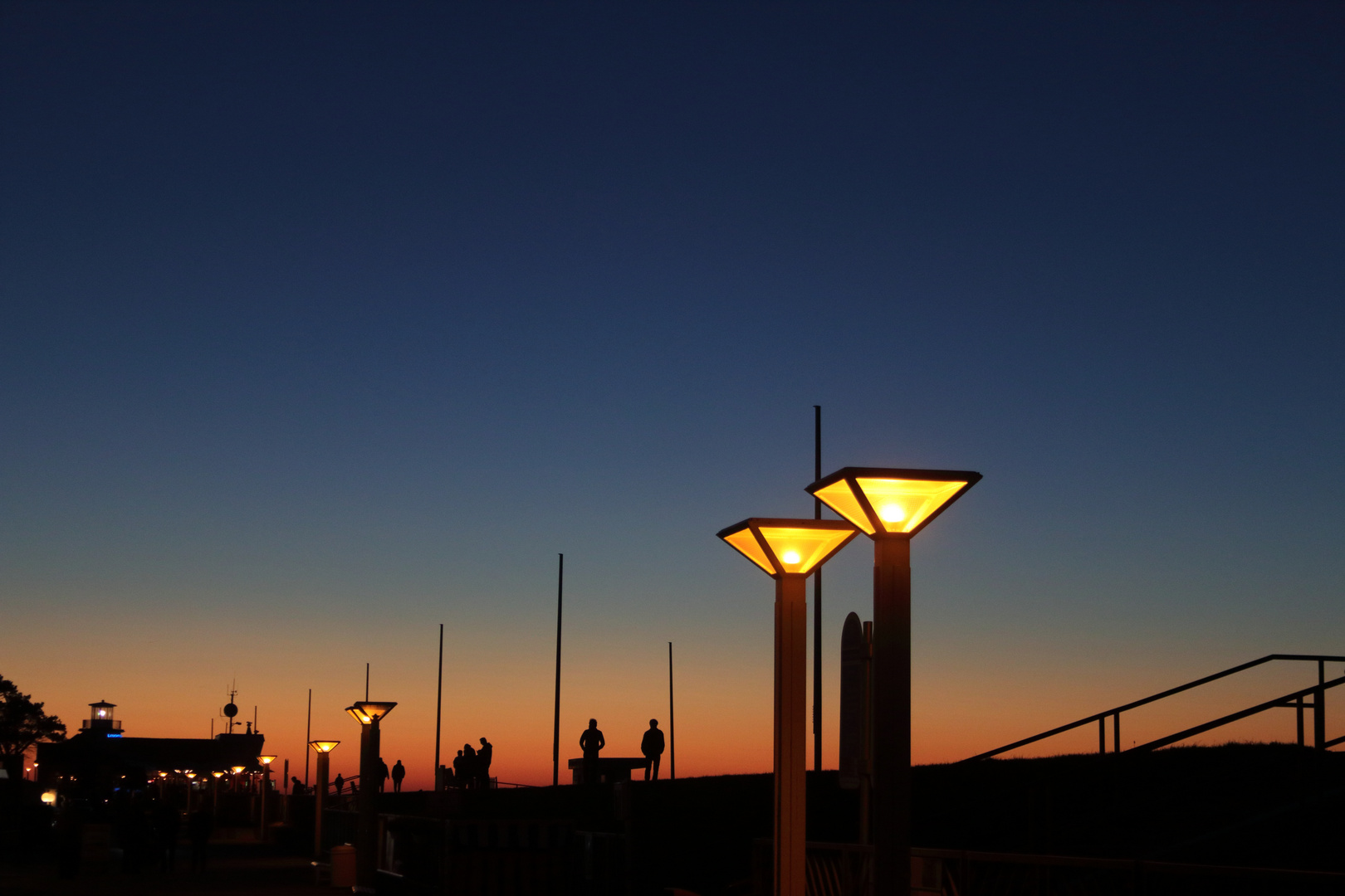 Sonnenuntergang und künstliche Beleuchtung