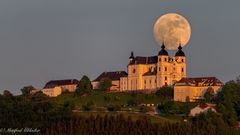 Sonnenuntergang und Mondaufgang hinter der ...