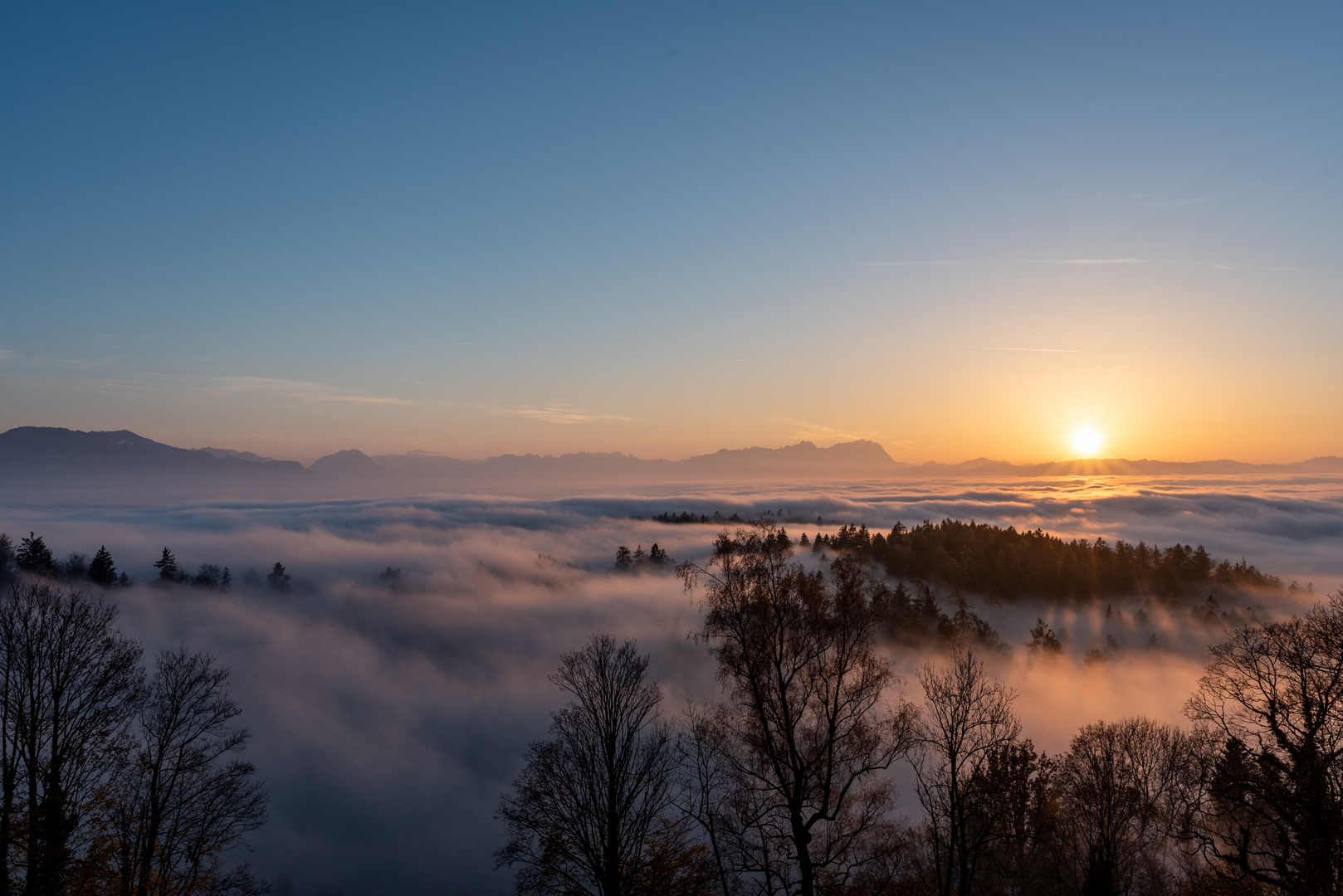 Sonnenuntergang und Nebelmeer