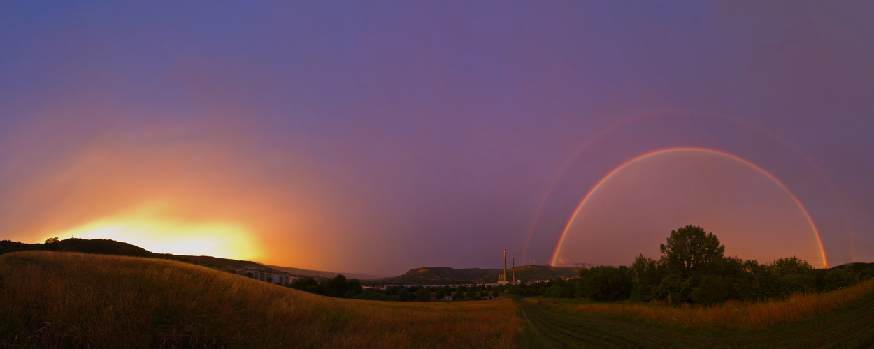 Sonnenuntergang und Regenbogen