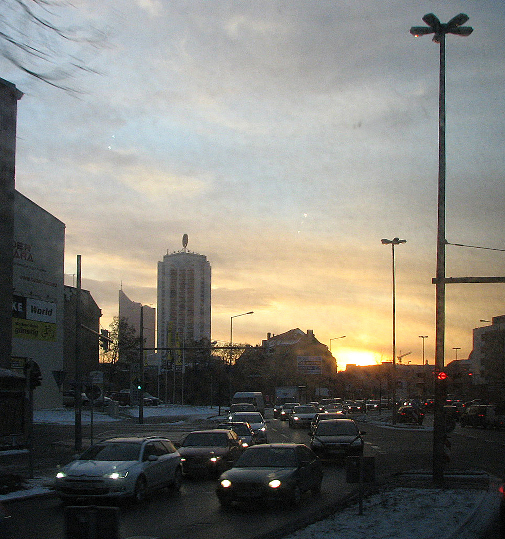 Sonnenuntergang und Straßenszene in Leipzig