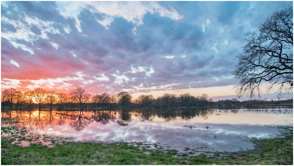 Sonnenuntergang und Überschwemmung