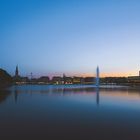 Sonnenuntergang und Verlauf in die Blaue Stunde an der Binnenalster von Hamburg
