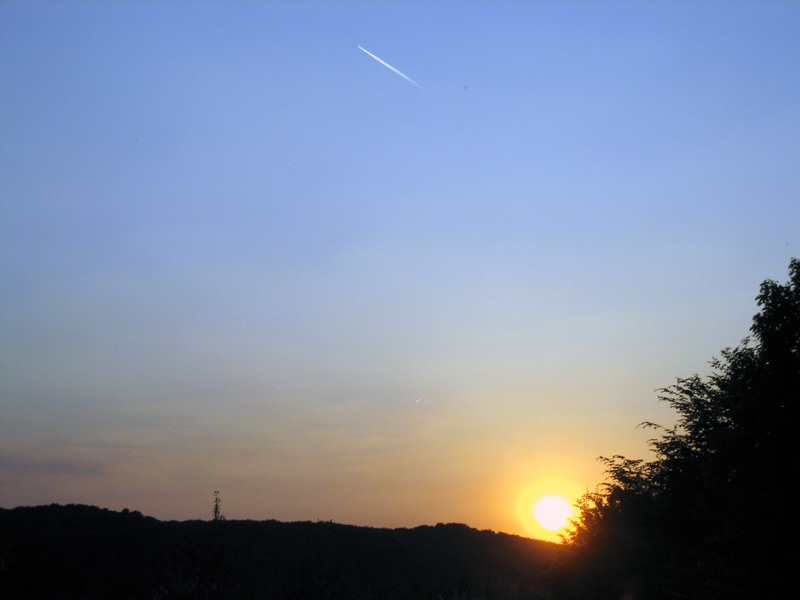 Sonnenuntergang und weißer Streifen