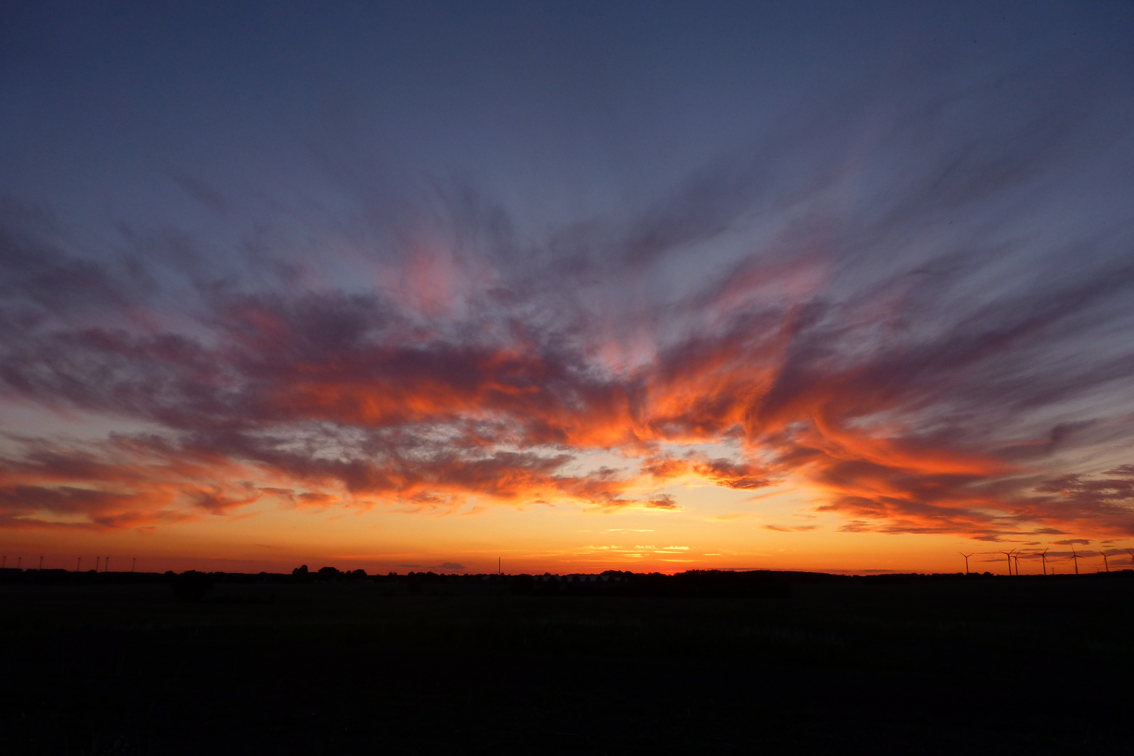 Sonnenuntergang und Wolkenn erzeugten dieses Szenario am Himmel