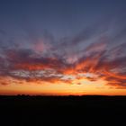 Sonnenuntergang und Wolkenn erzeugten dieses Szenario am Himmel