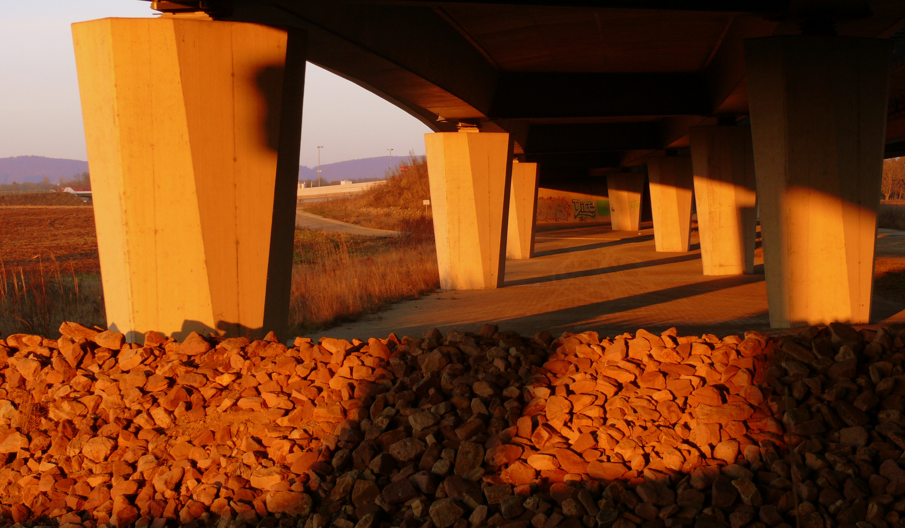 Sonnenuntergang unter der Autobahnbrücke in Gohfeld