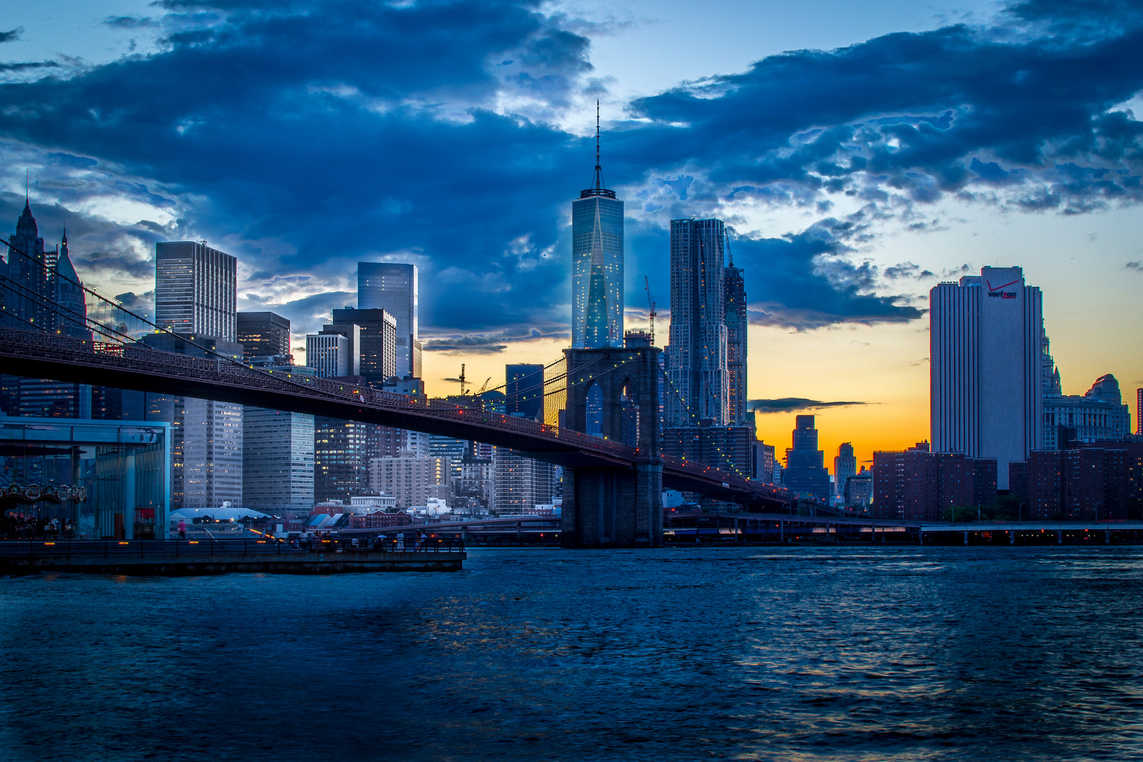 Sonnenuntergang unter der Brooklyn Bridge