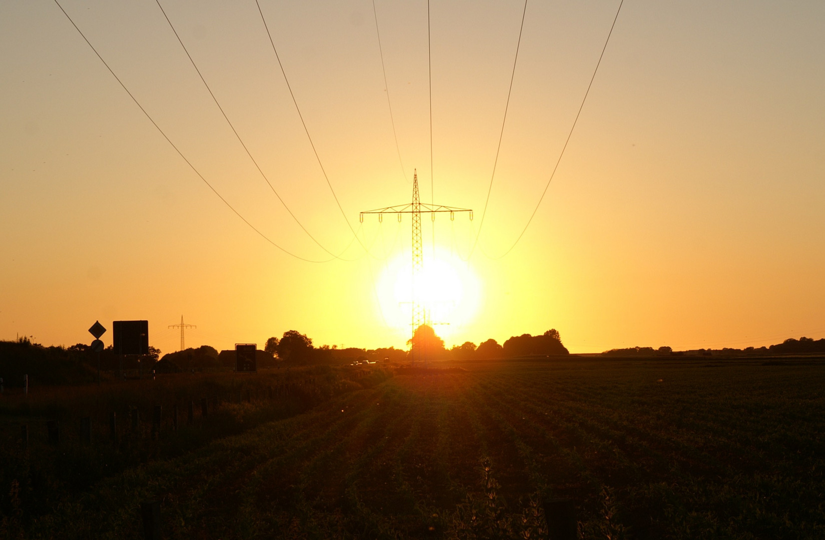 Sonnenuntergang unter Hochspannung