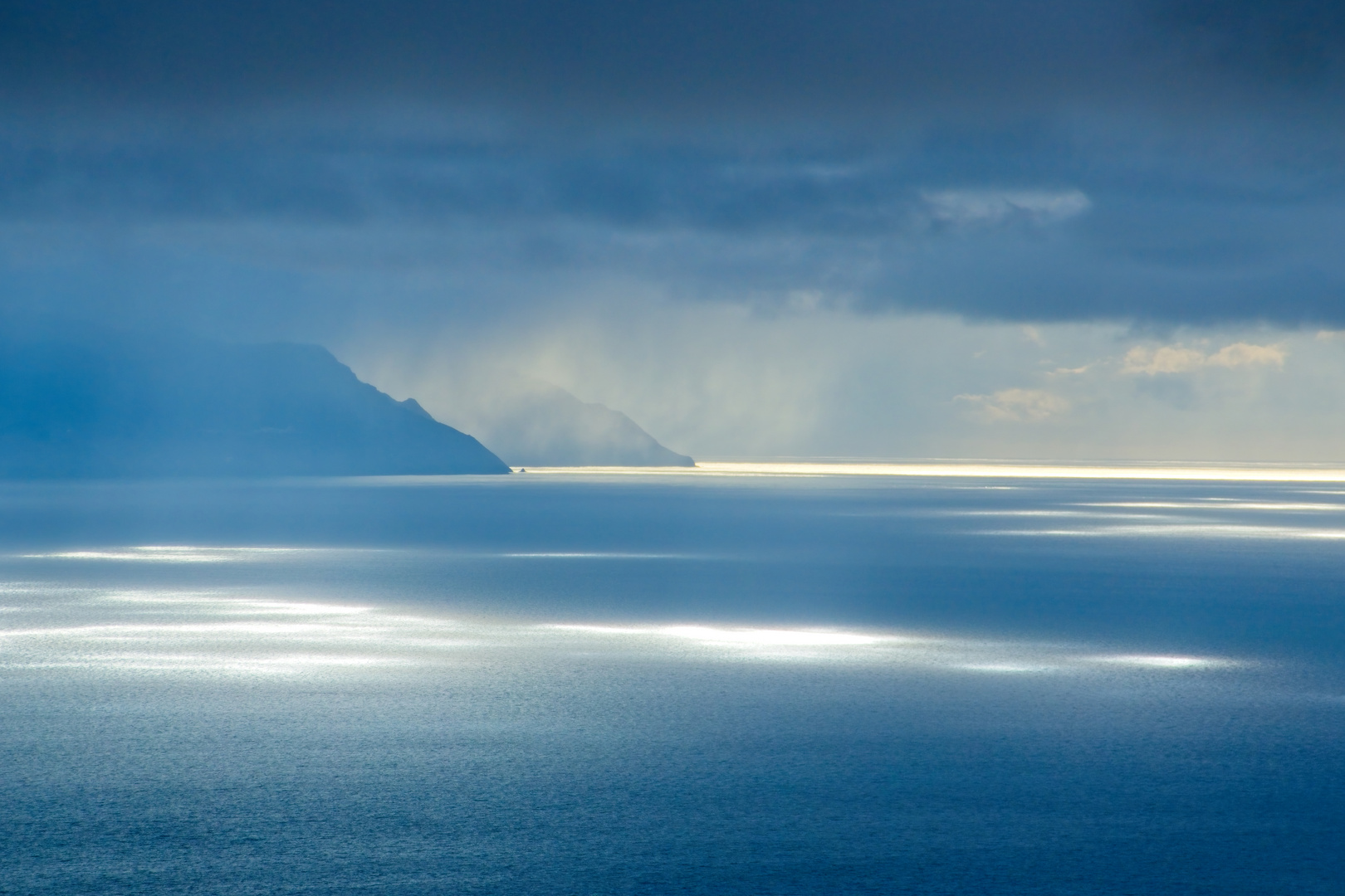 Sonnenuntergang unter Wolken hinter La Gomera