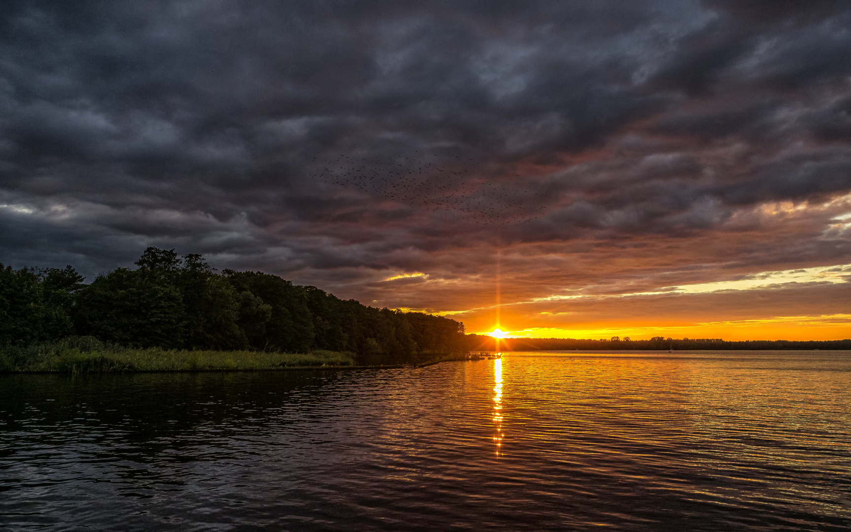 Sonnenuntergang unterhalb der Wolkenschicht