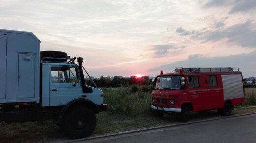 Sonnenuntergang - Unterredung zweier Fahrzeuge