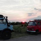 Sonnenuntergang - Unterredung zweier Fahrzeuge