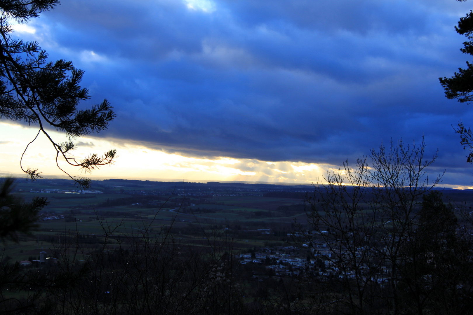 Sonnenuntergang vermischt mit Regenwolken