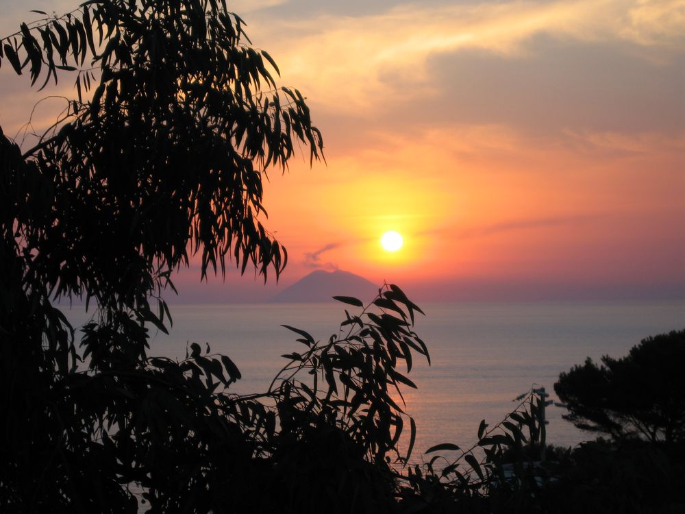 Sonnenuntergang vom Capo Vaticano mit Blick auf den rauchenden Stromboli