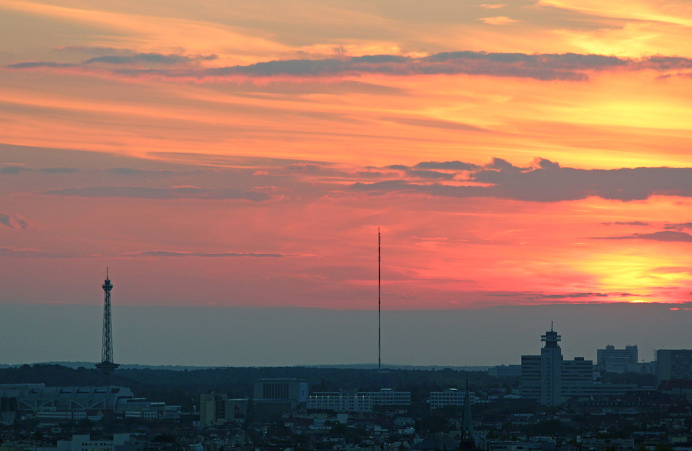 Sonnenuntergang vom Kollhoff Tower gesehen.