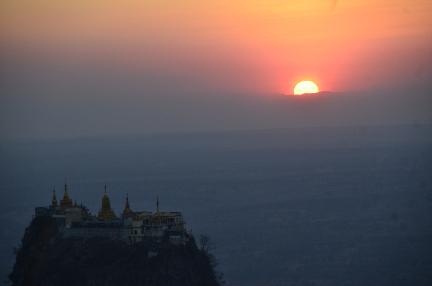 Sonnenuntergang vom Mount Popa aus gesehen