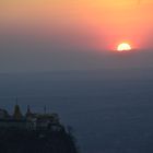 Sonnenuntergang vom Mount Popa aus gesehen