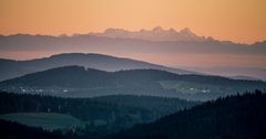 Sonnenuntergang von Finsterau aus gesehen mit einem schönen Blick auf die Alpenkette