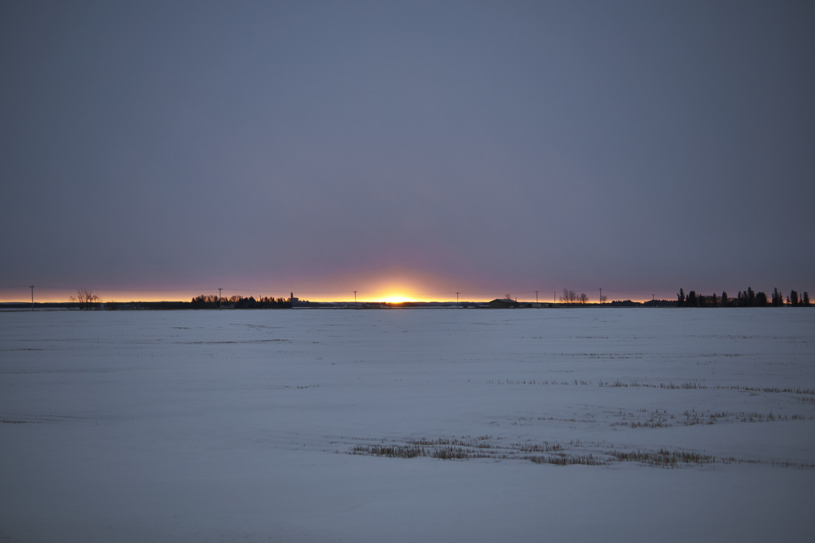 Sonnenuntergang von unter der Wolkendecke