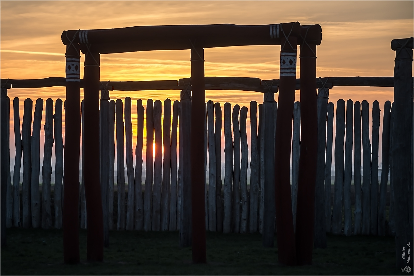 Sonnenuntergang vor dem Ringheiligtum