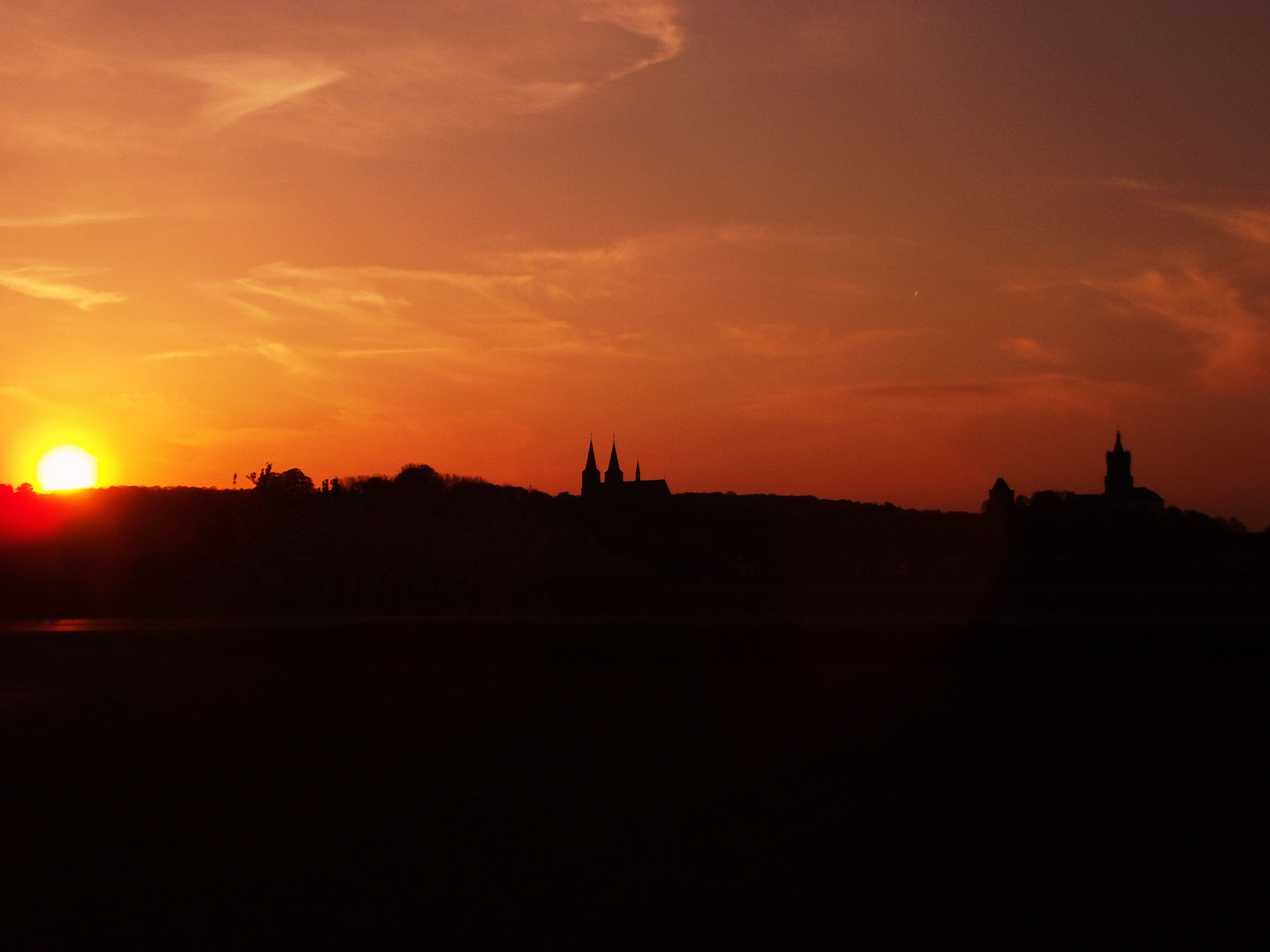 Sonnenuntergang vor der Klever Stadtsilhouette