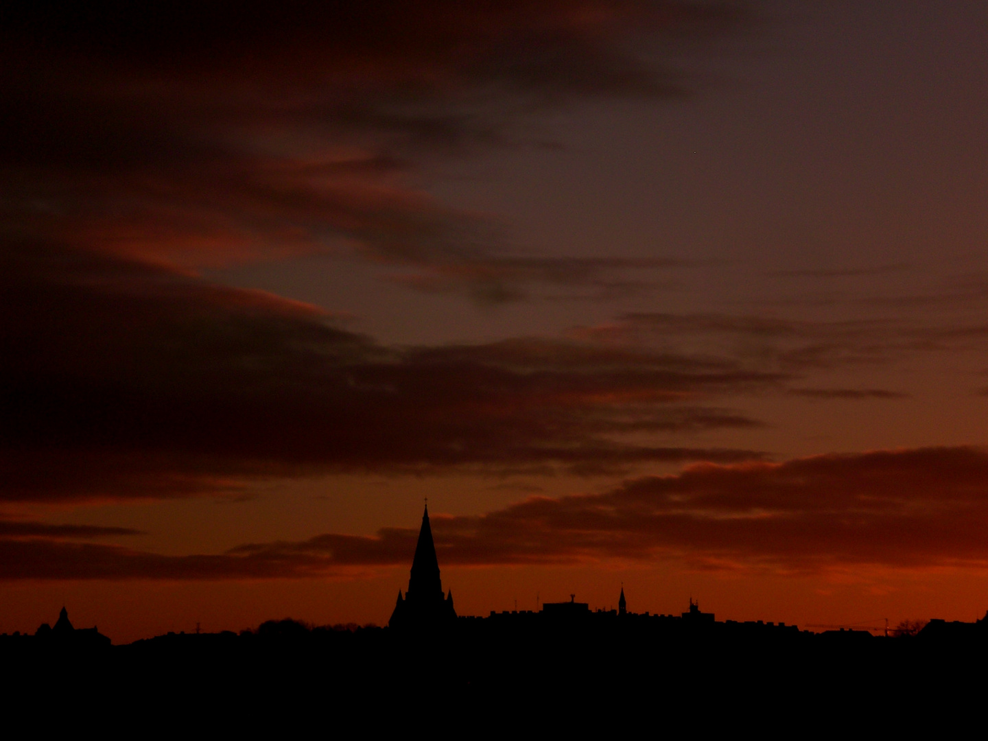 Sonnenuntergang vor der Silhouette Stockholms