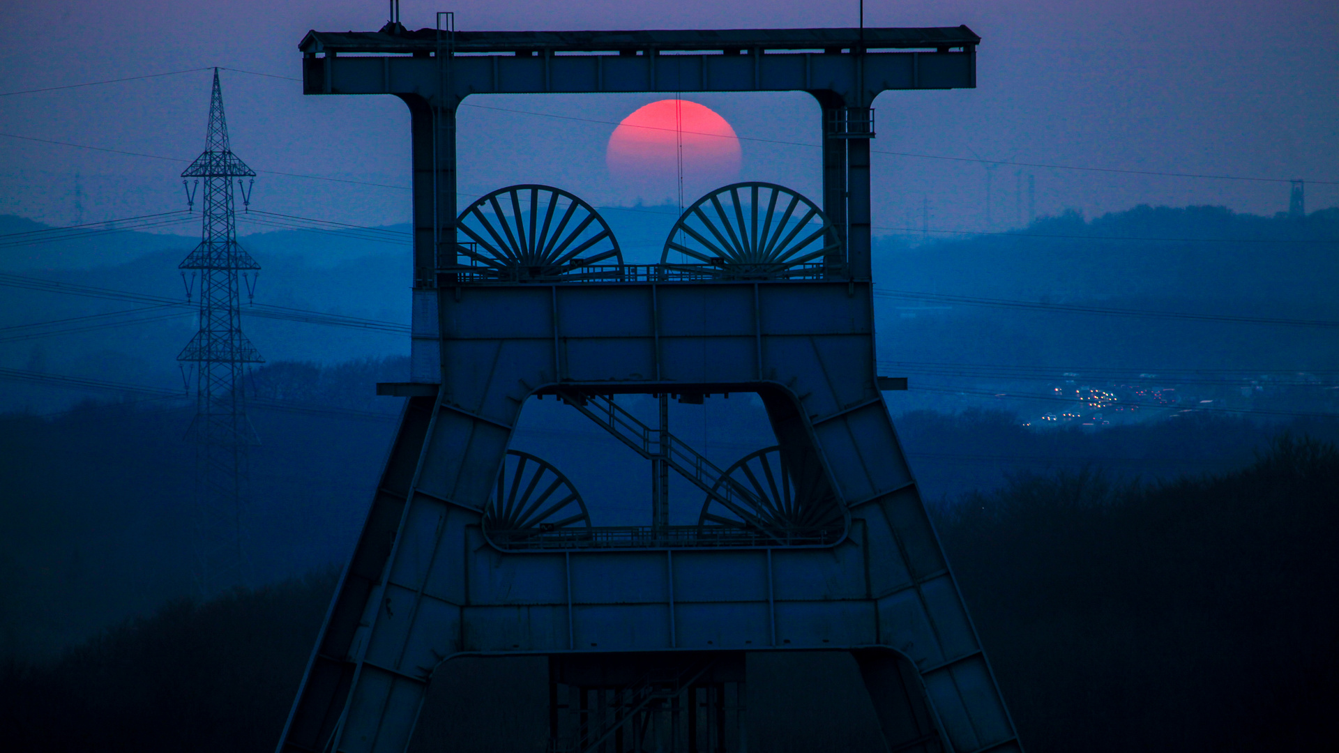 Sonnenuntergang vor Fördertürmen