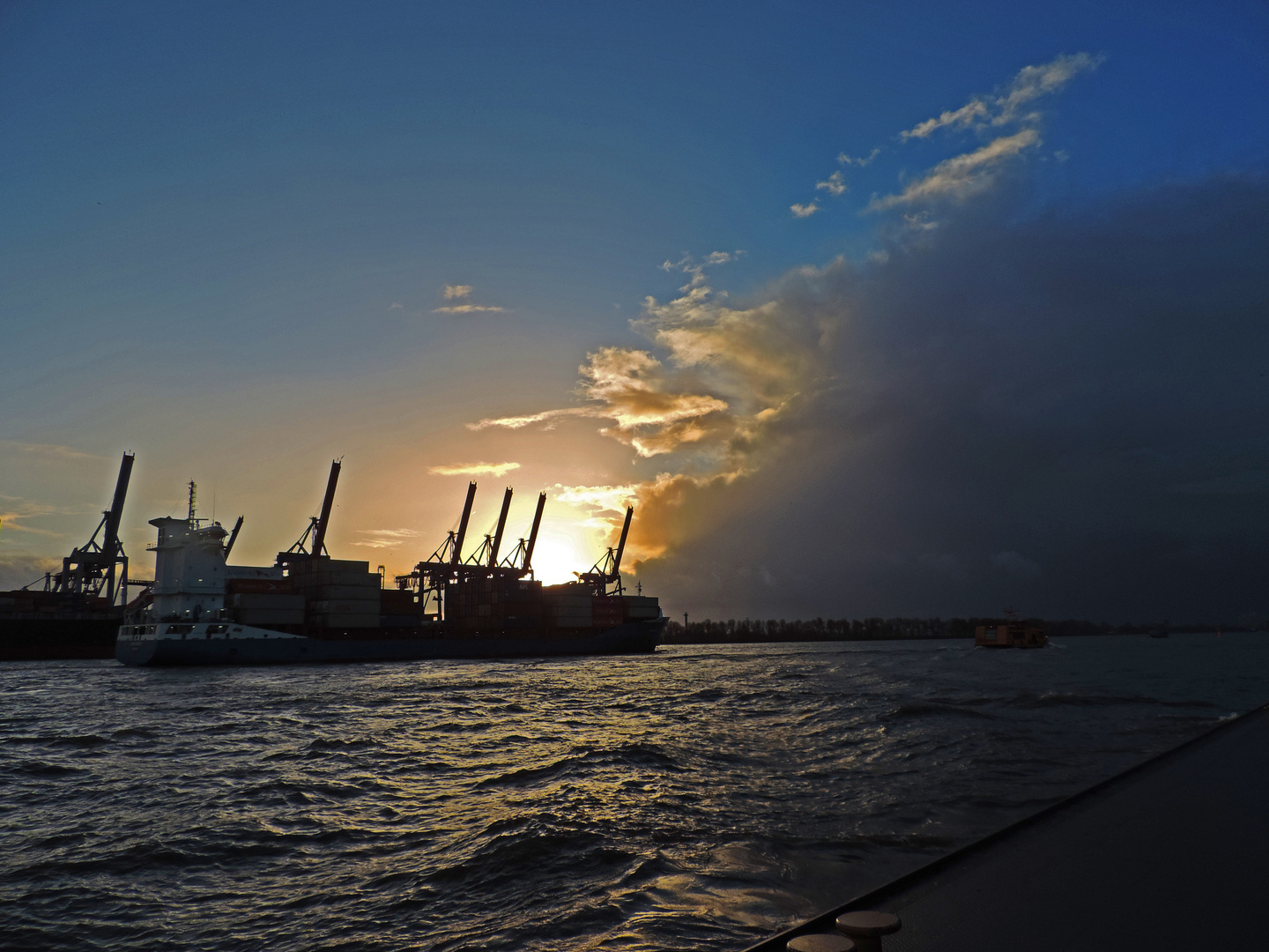 Sonnenuntergang vor heranziehendem Regenschauer