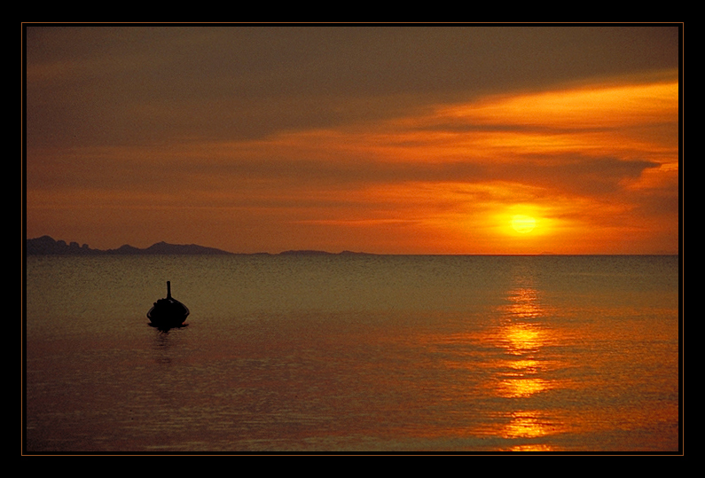 Sonnenuntergang vor Jum Island, Thailand