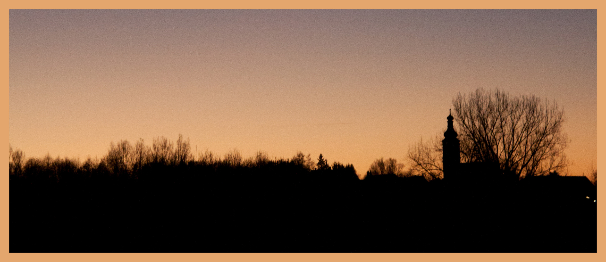 Sonnenuntergang vor Kirche