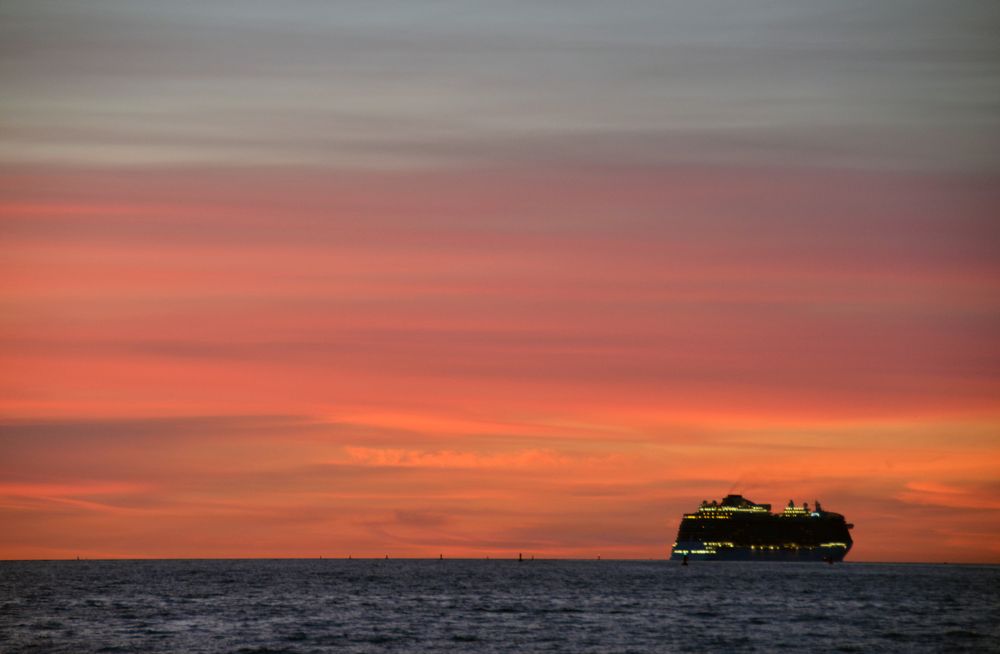 Sonnenuntergang vor Warnemünde mit Auslaufen der "Royal Princess"