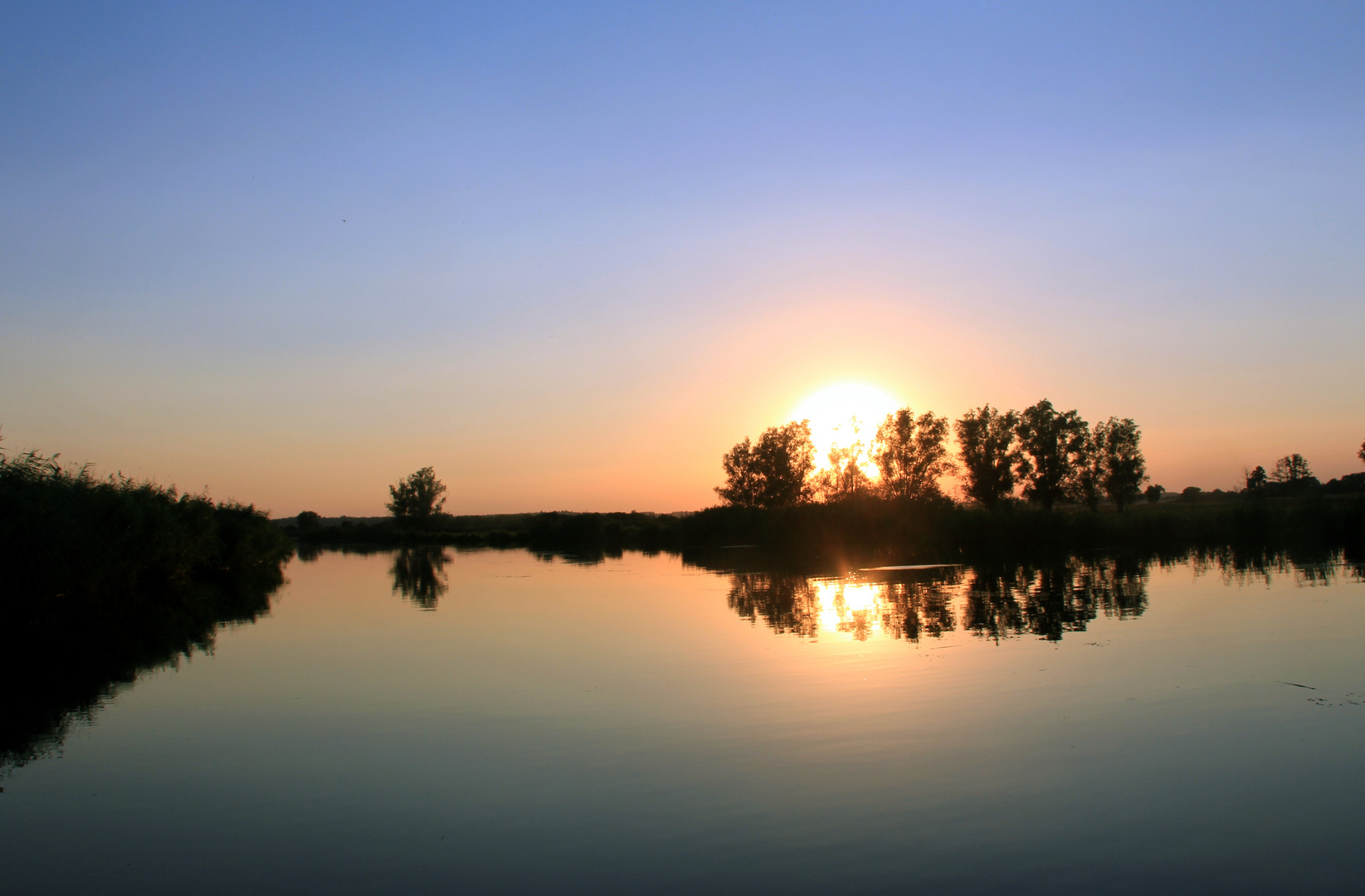 Sonnenuntergang während abendlicher Bootstour auf der Peene