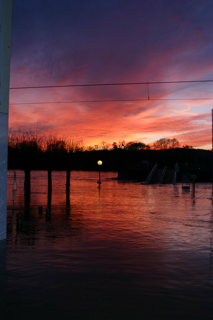 Sonnenuntergang während des Hochwassers