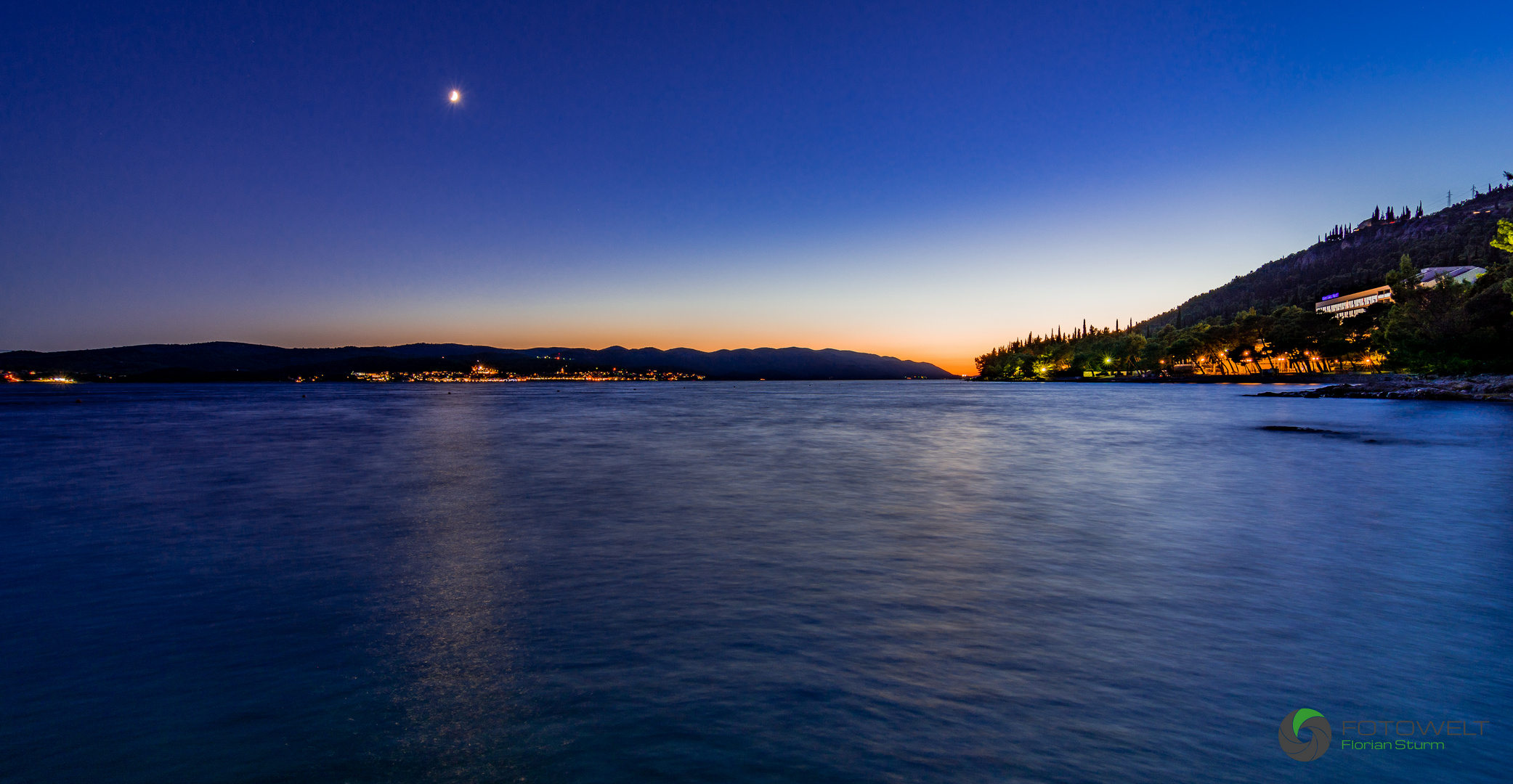 Sonnenuntergang zur blauen Stunde in Orebic, Kroatien