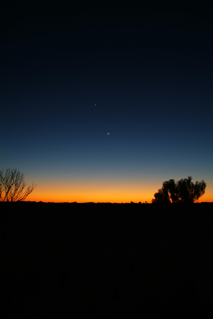 Sonnenuntergang zwischen Alice Springs und Uluru