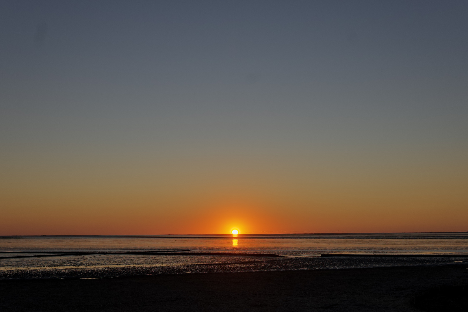 Sonnenuntergang zwischen Borkum und Juist.