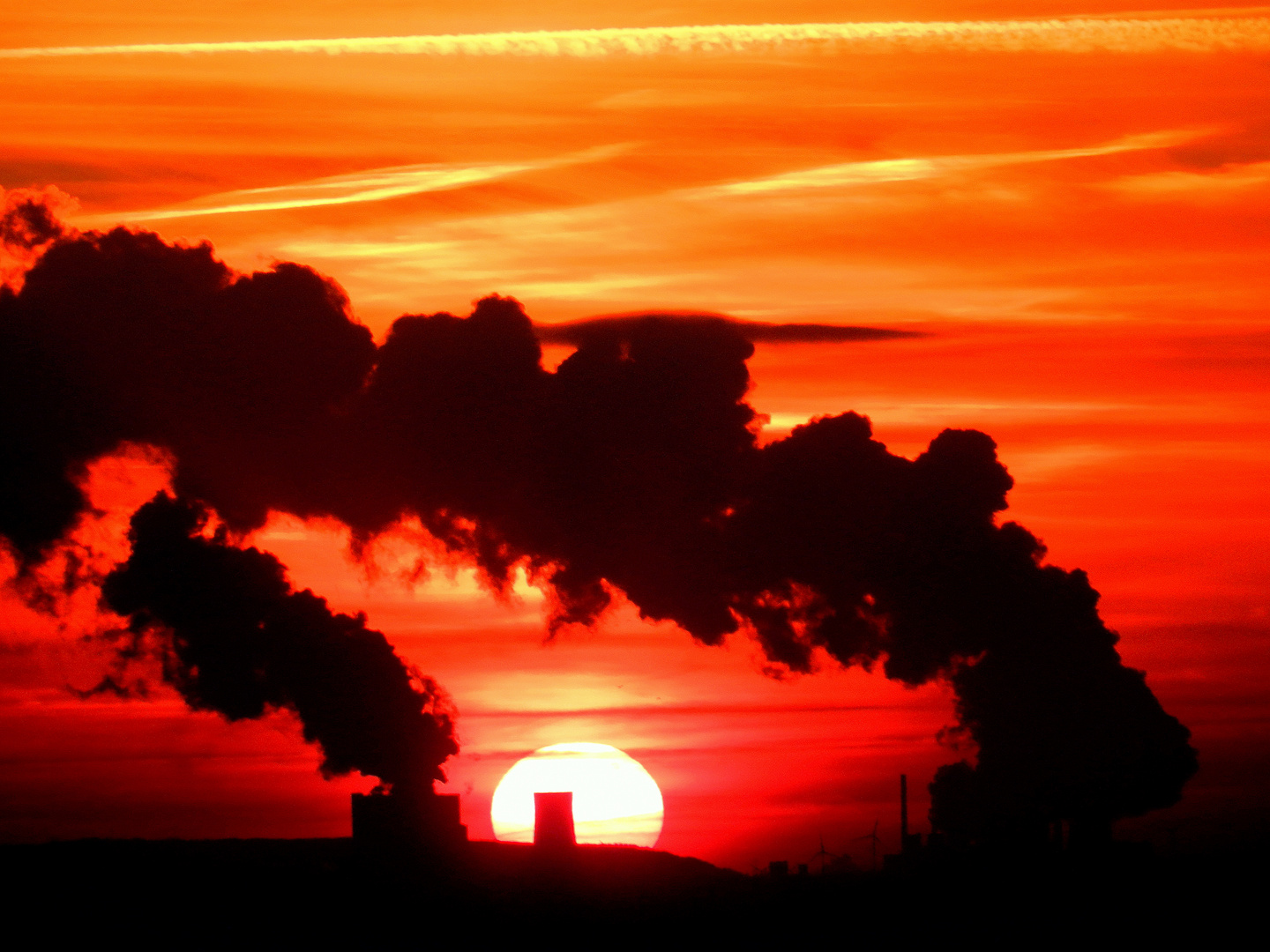 Sonnenuntergang zwischen den Kraftwerken Neurath und Frimmersdorf ...