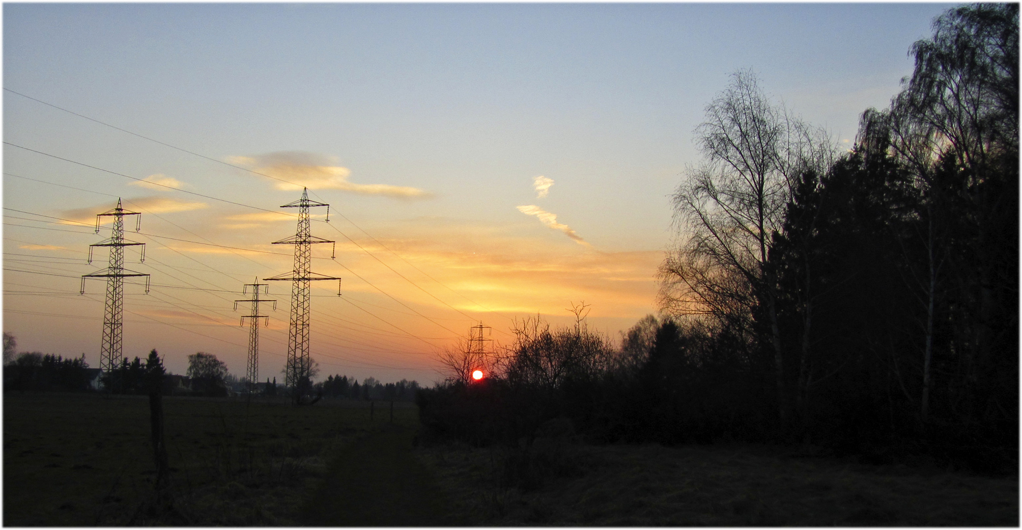 Sonnenuntergang zwischen den Strommasten