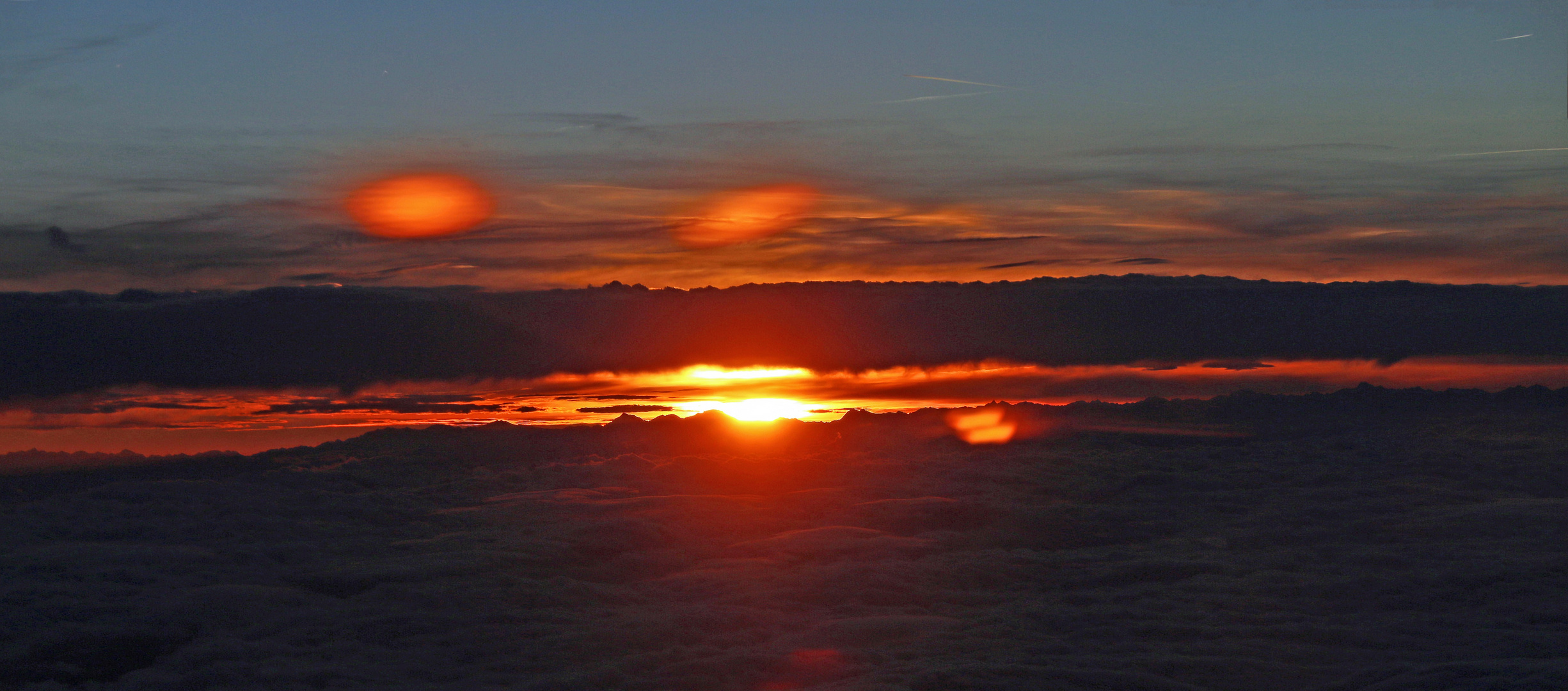 Sonnenuntergang zwischen den Wolken