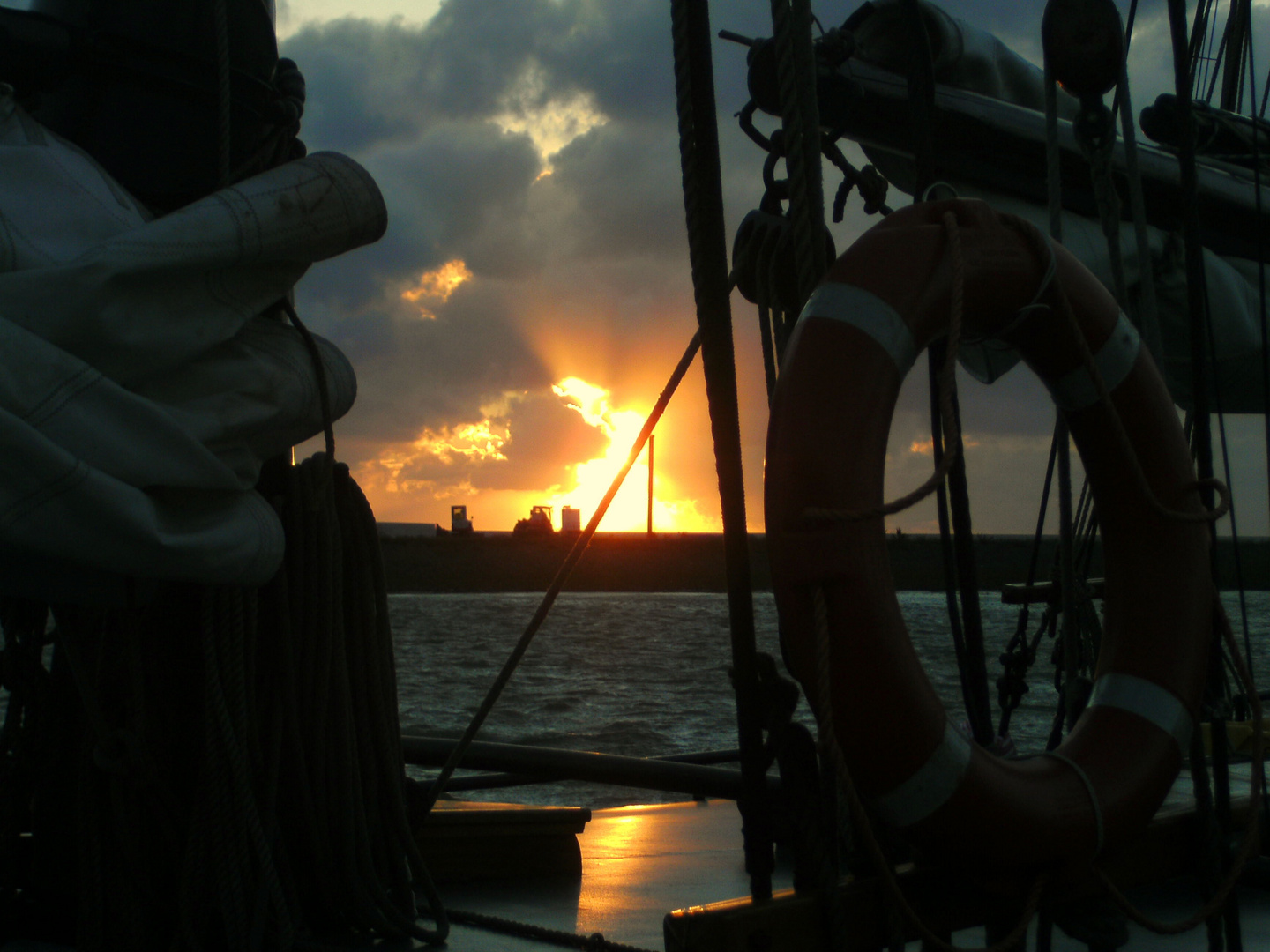 Sonnenuntergang zwischen einem Schiff