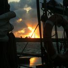 Sonnenuntergang zwischen einem Schiff