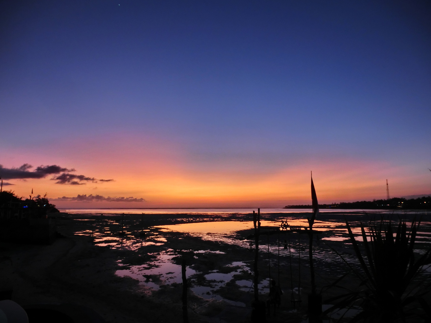 Sonnenuntergang zwischen Nusa Lembongan und Nusa Ceningan bei Ebbe