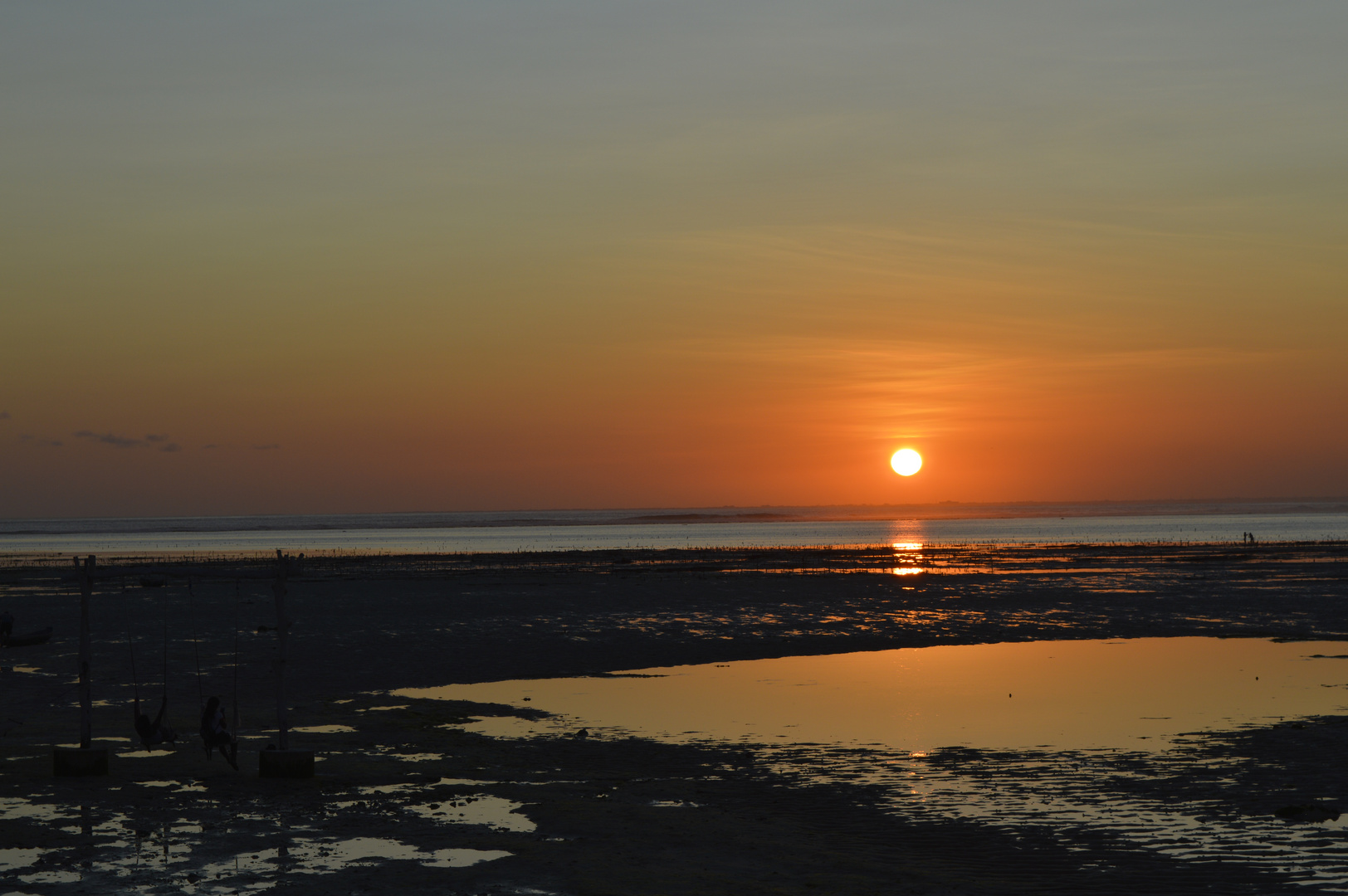 Sonnenuntergang zwischen Nusa Penida und Nusa Ceningan bei Ebbe 