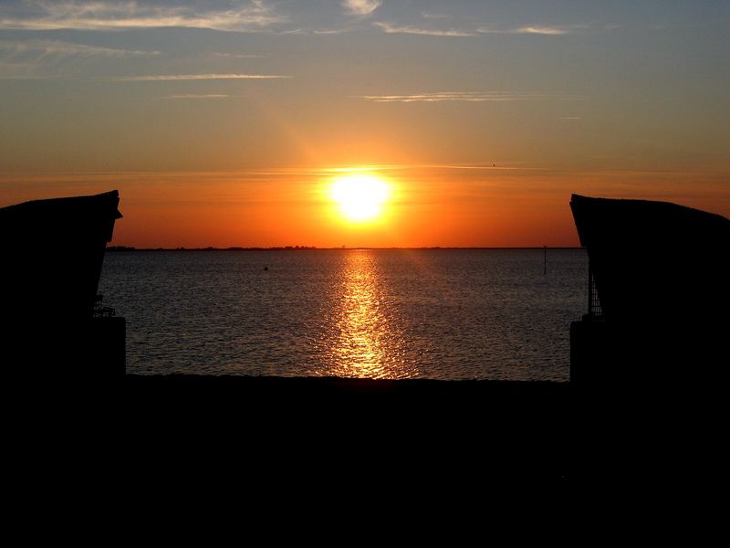 sonnenuntergang zwischen strandkörben