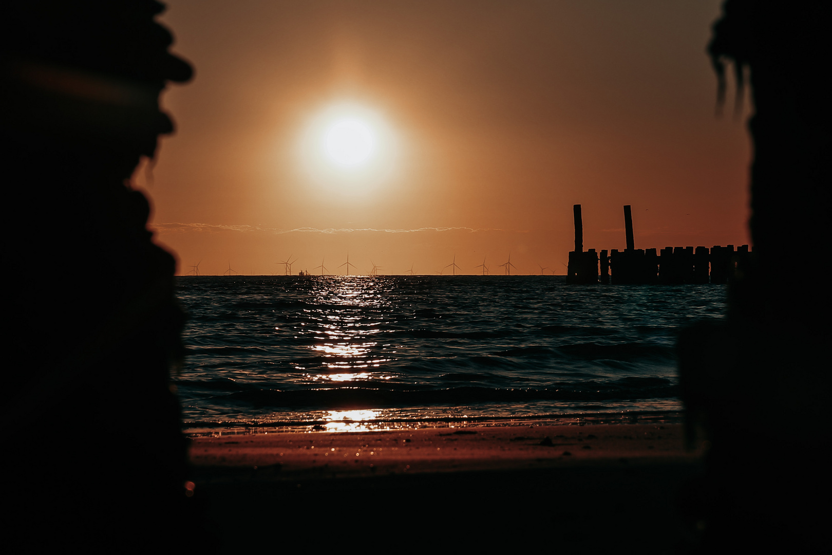 Sonnenuntergang zwischen Wellenbrechern