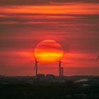 Sonnenuntergang zwischen Windrädern