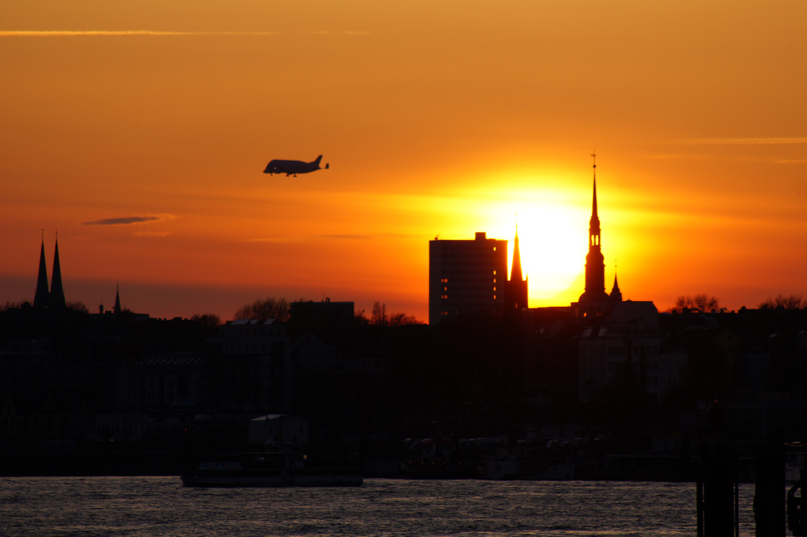 Sonnenuntergangb über dem Michel - Hamburg