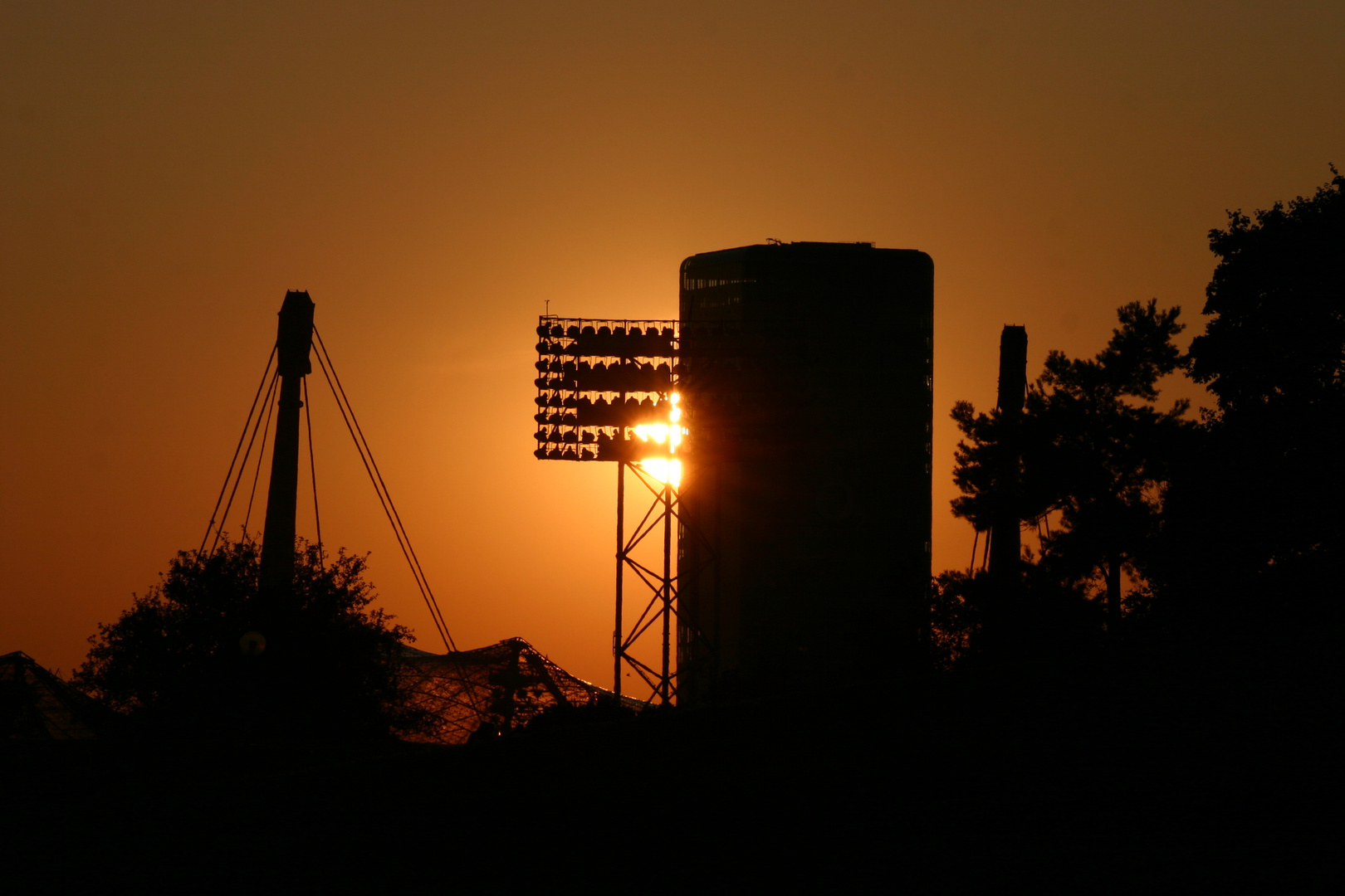 sonnenuntergang/münchen/olypark